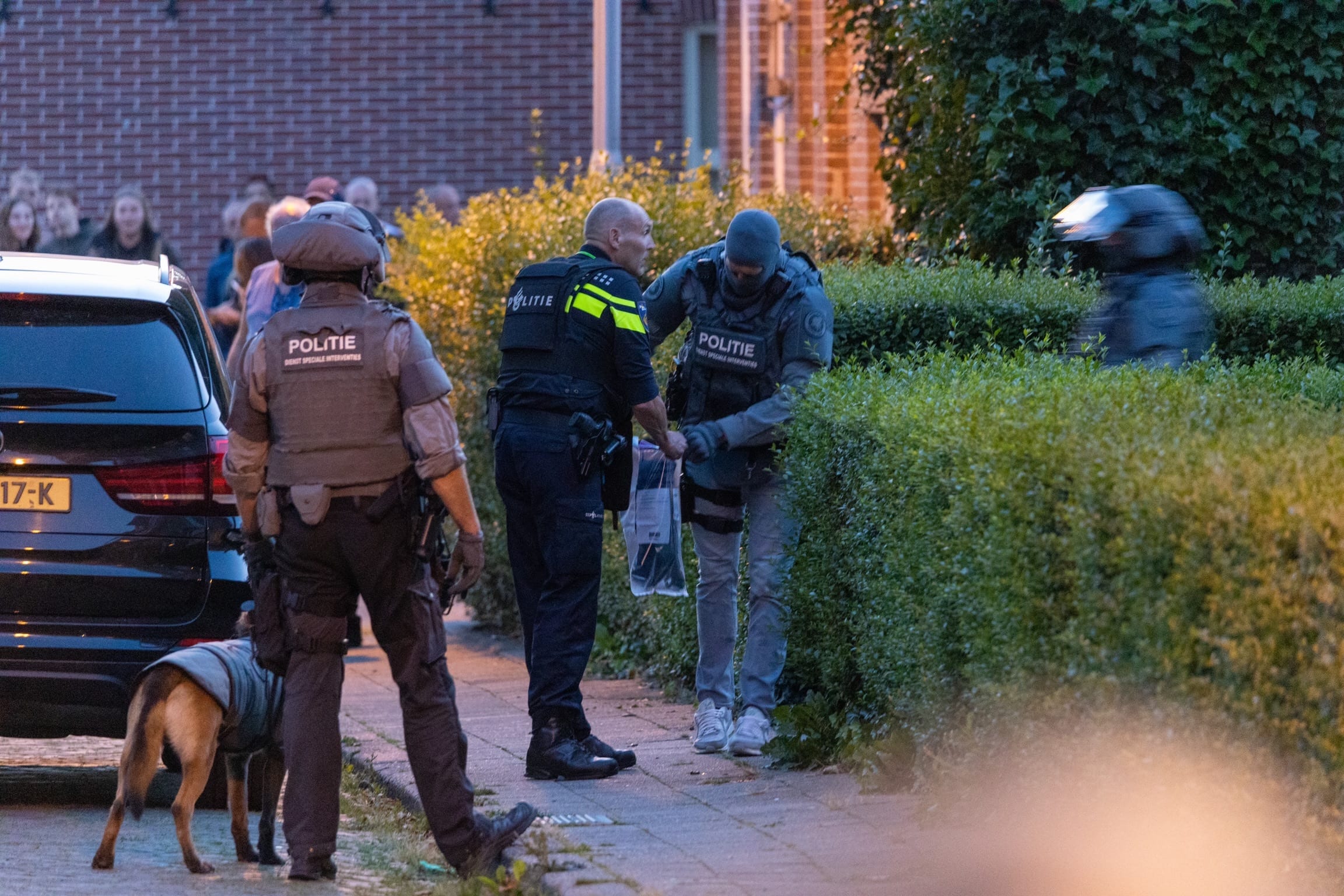 Politie lost schoten bij aanhouding van mogelijk gewapende man in Leeuwarden
