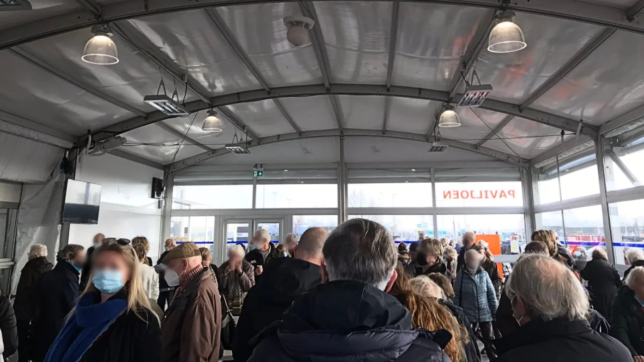 Niet alle ouderen kregen vandaag hun vaccinatie door chaos bij priklocaties: 'Het leek de Efteling wel'