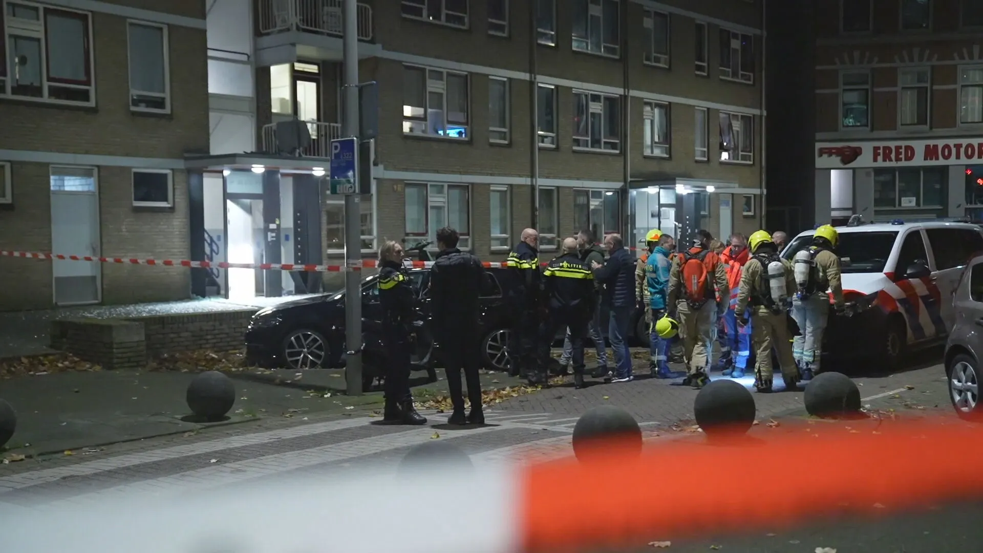 Portiek en meerdere auto's in Rotterdam-Zuid beschadigd door enorme explosie: 'lijkt op een aanslag'