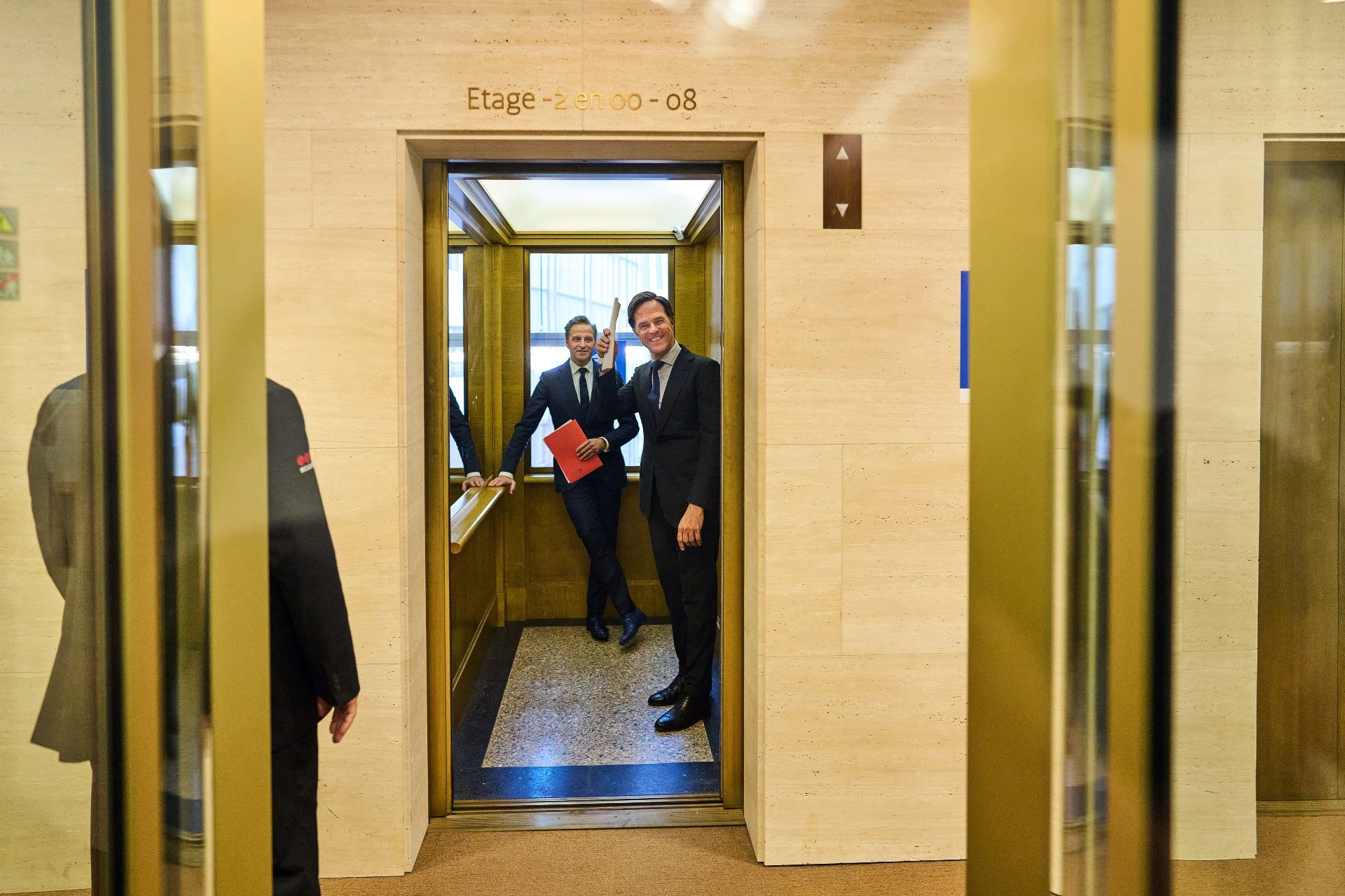 Helft Nederlanders heeft weer vertrouwen in coronabeleid, driekwart staat achter vervroegde versoepelingen