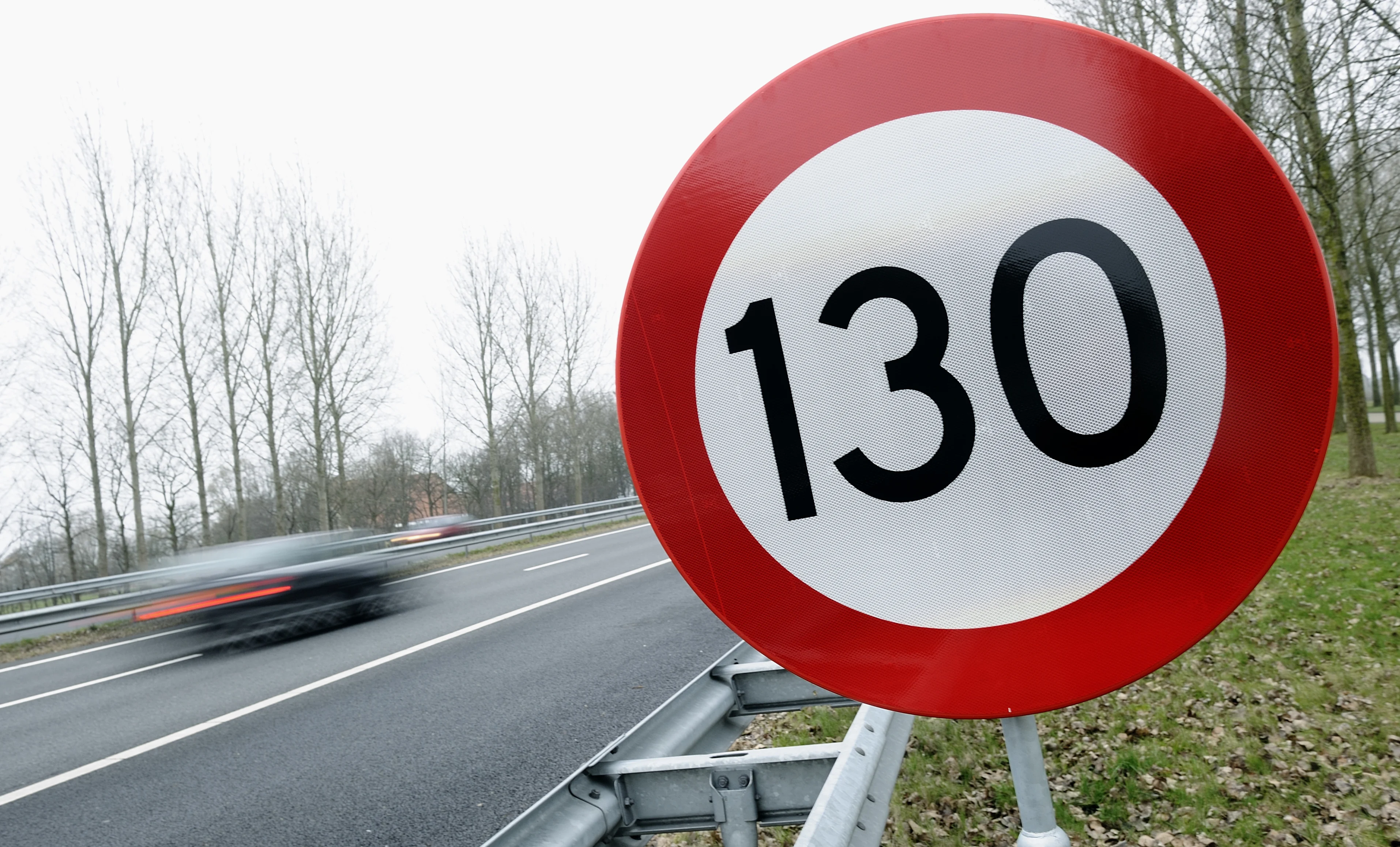 Meerderheid Nederlanders is slakkengang op snelweg zat