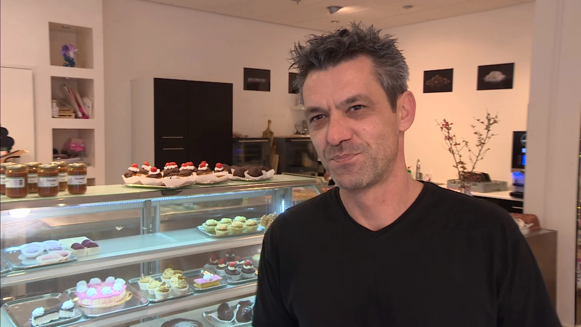 Bedreigde bakkerij in Monster weer open na 'moorkoppen-rel'