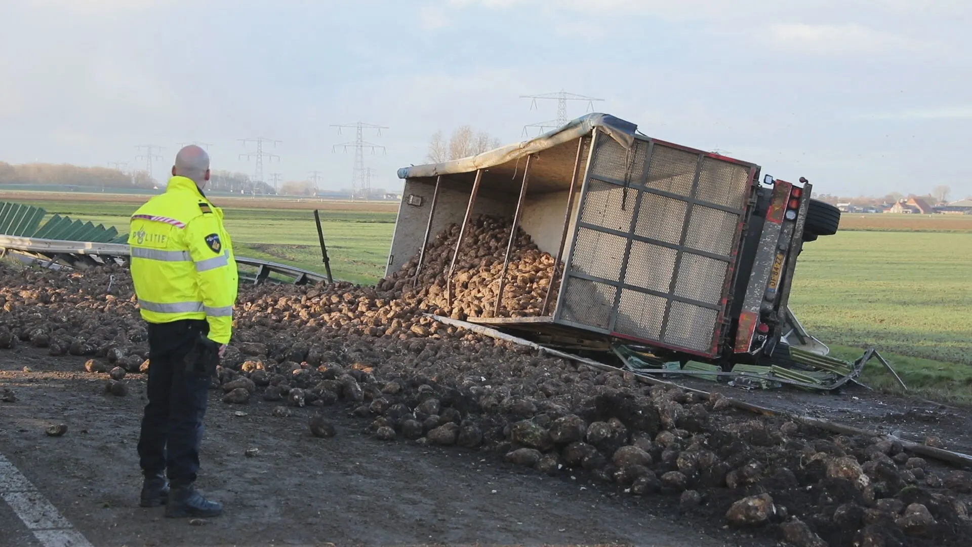 Snelweg bij Zevenbergen bezaaid met suikerbieten door gekantelde vrachtwagen