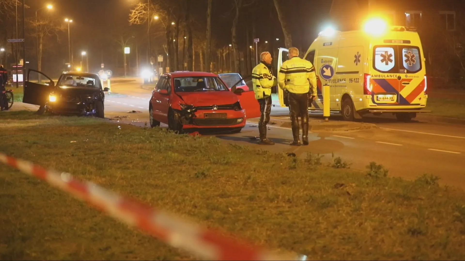 Twee gewonden en ravage na zwaar auto-ongeluk in Apeldoorn