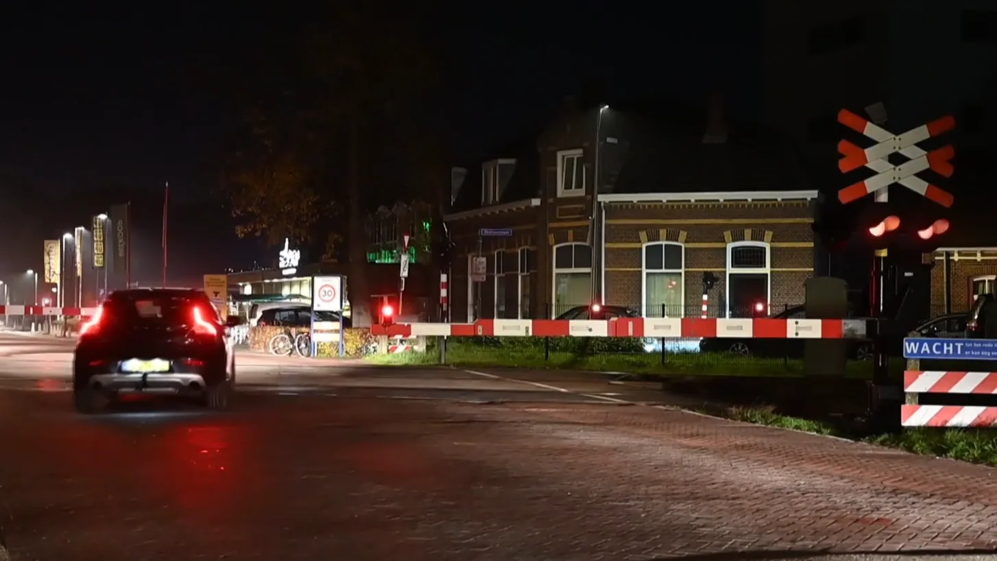 Levensgevaarlijk: gesloten spoorbomen in Udenhout massaal genegeerd