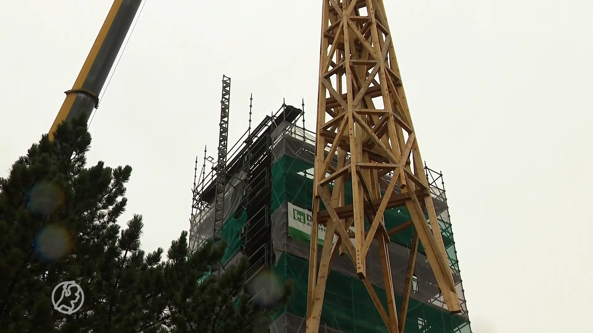 Kerk in Hoogmade heeft na verwoestende brand eindelijk weer een torenspits