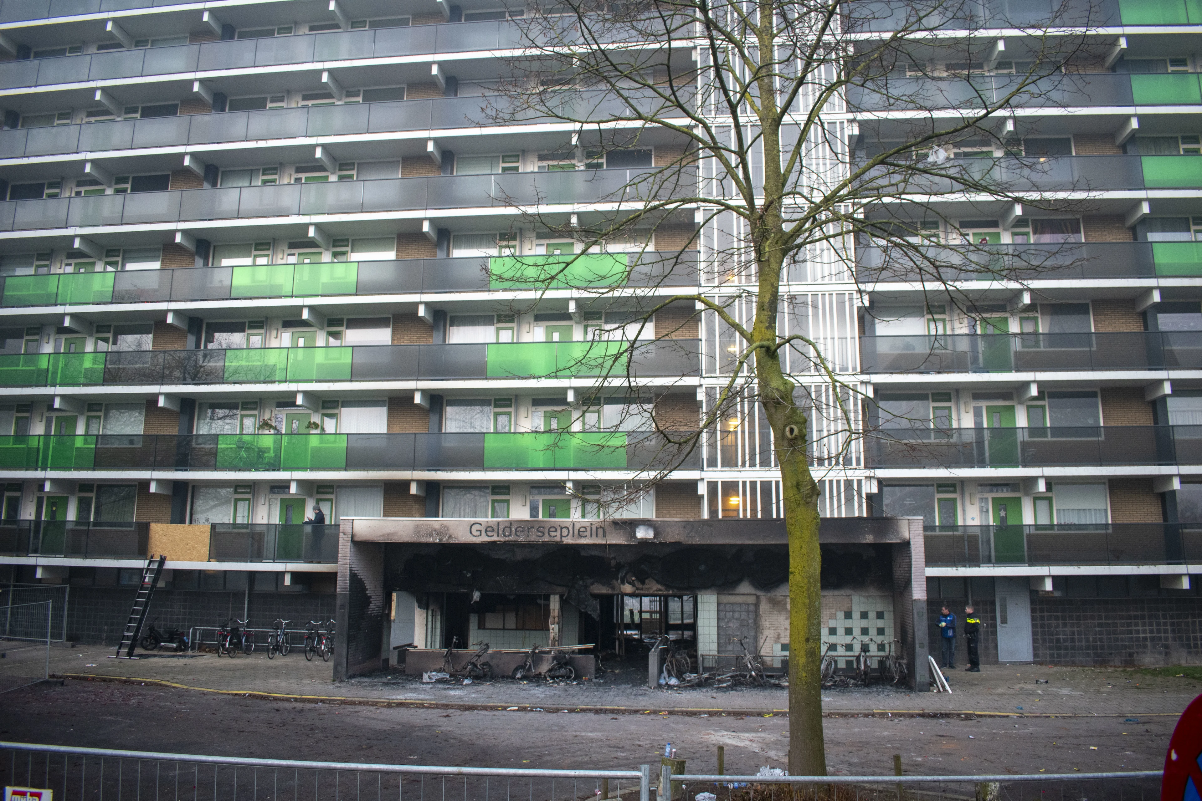 Politie: Arnhemse flatbrand ontstond door vuurwerk dat op bank was gelegd