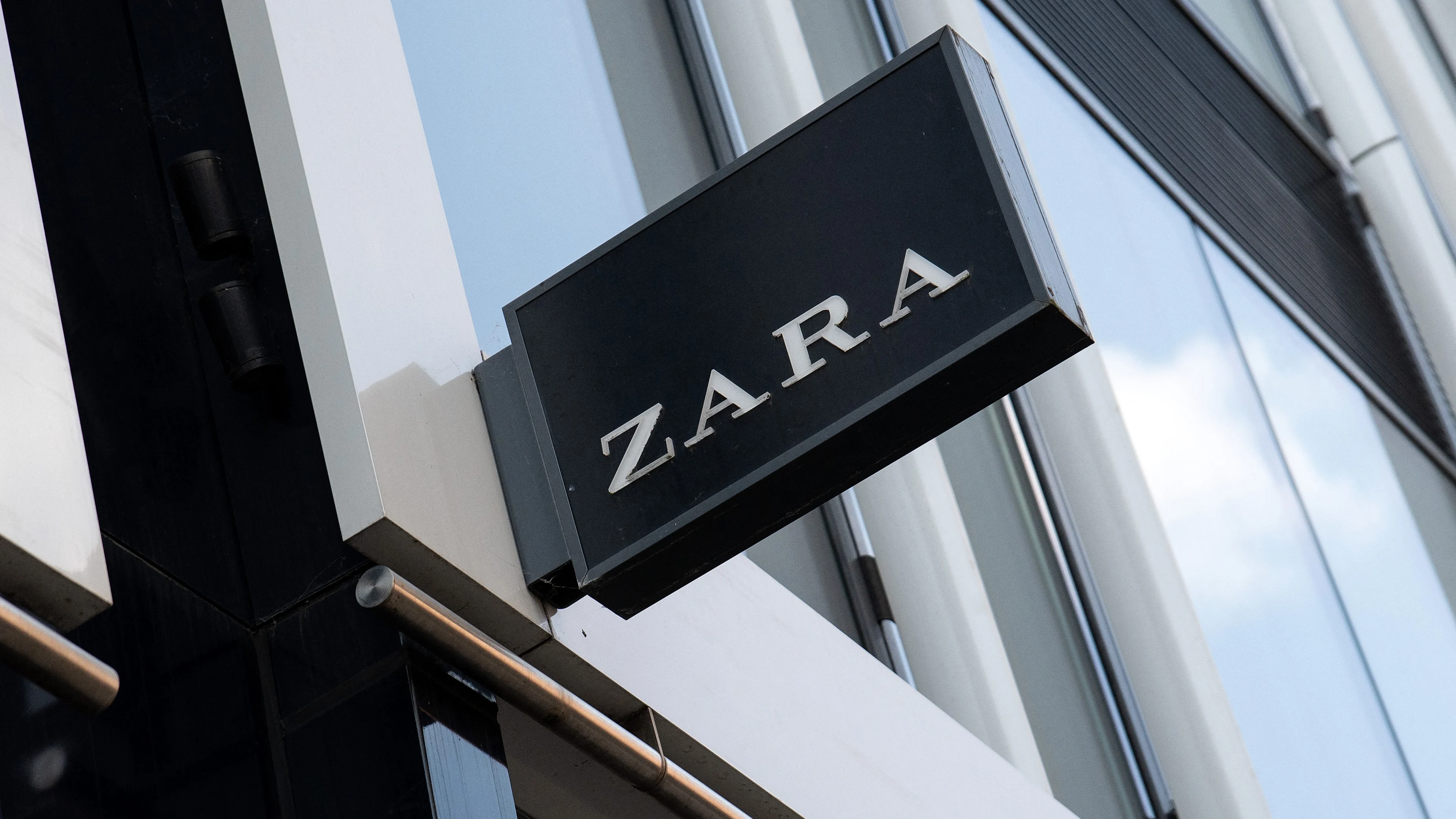 ZARA roept bureaustoel terug omdat die kan kantelen
