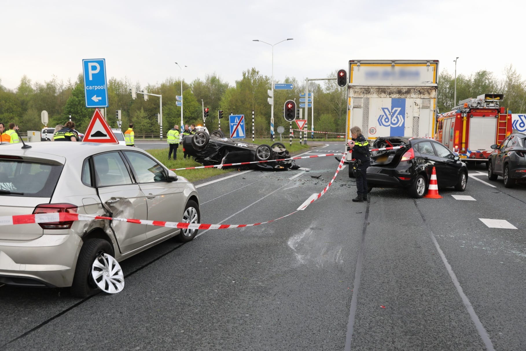 Gewonden bij kop-staartbotsing met meerdere voertuigen in Baarn, één auto op de kop