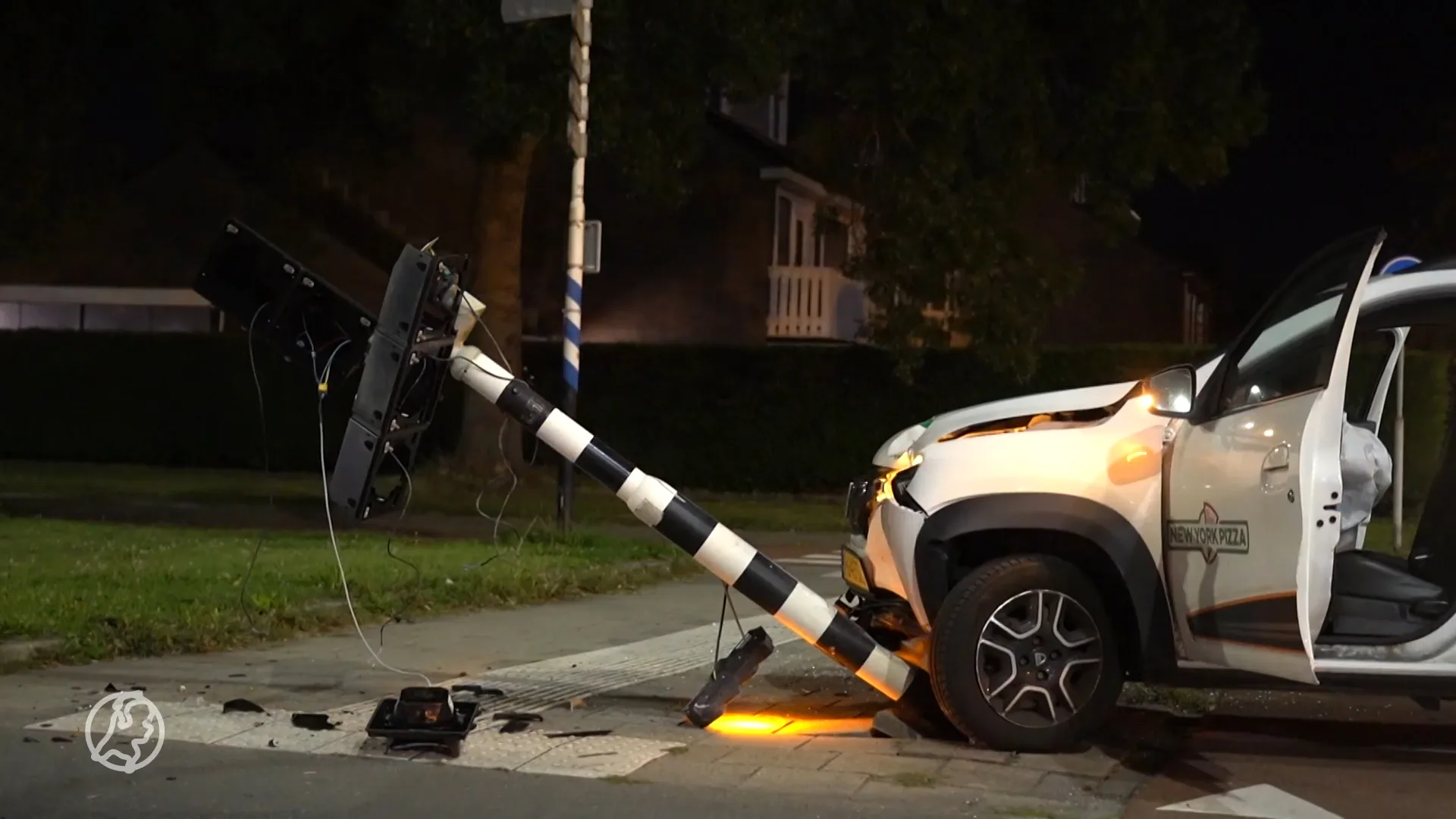 Bezorgauto pizzaketen rijdt vol tegen lantaarnpaal, brokkenpiloot op de vlucht
