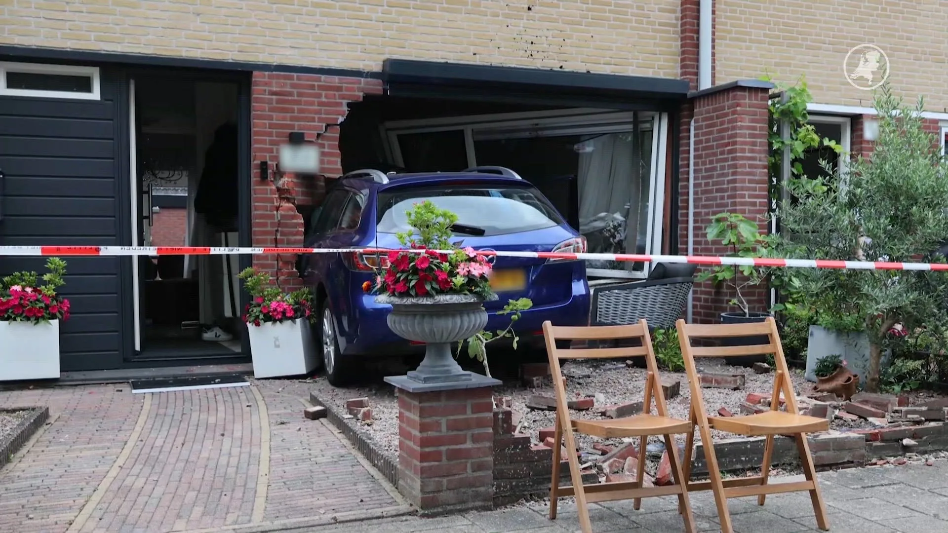 Auto rijdt woning binnen in Hengelo