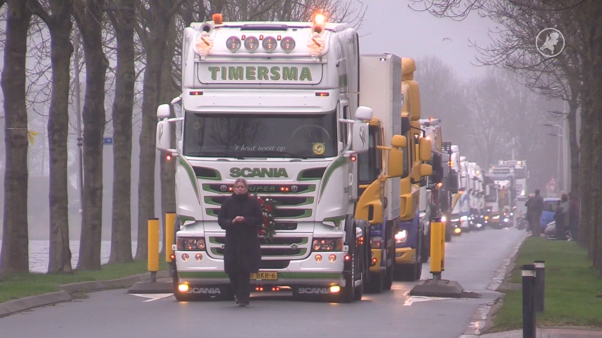 Tranen en toeters: vrachtwagenstoet eert 11-jarige Appie uit Stroobos