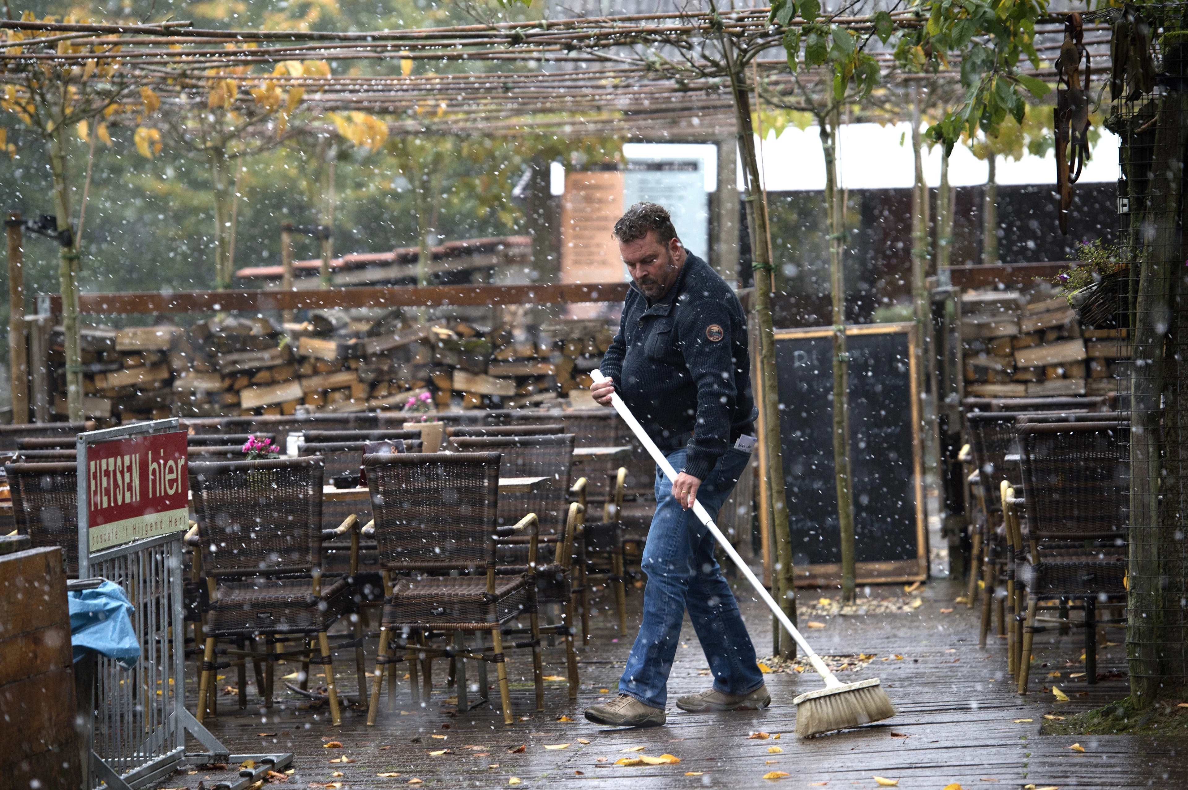 Regen en hagel trekken over het land, in het oosten kans op natte sneeuw