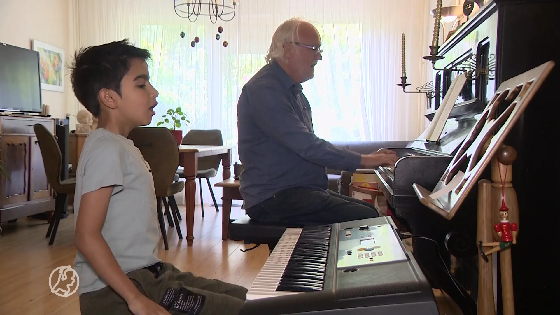 Rayen (9) praat niet, in plaats daarvan zingt hij: 'Er komt iets in hem naar boven'