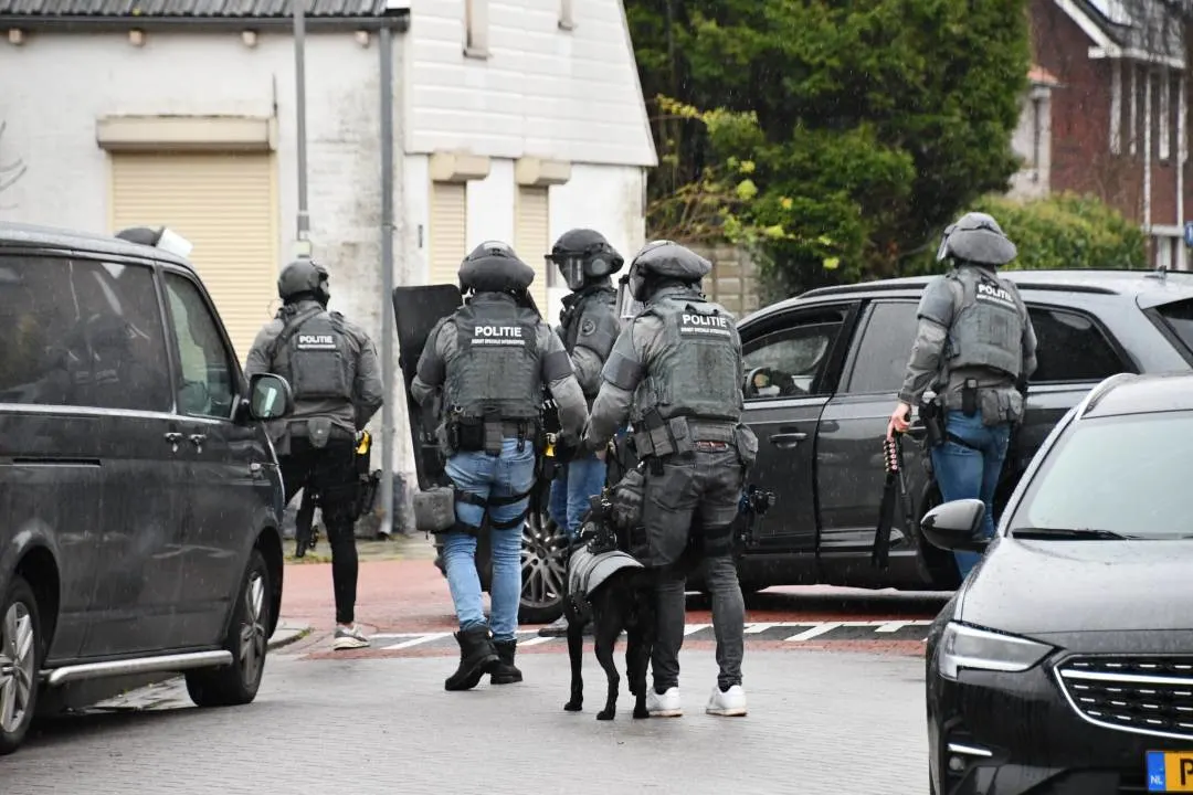 Man loopt met 'lang wapen' over straat in Biervliet, politie pakt meerdere verdachten op