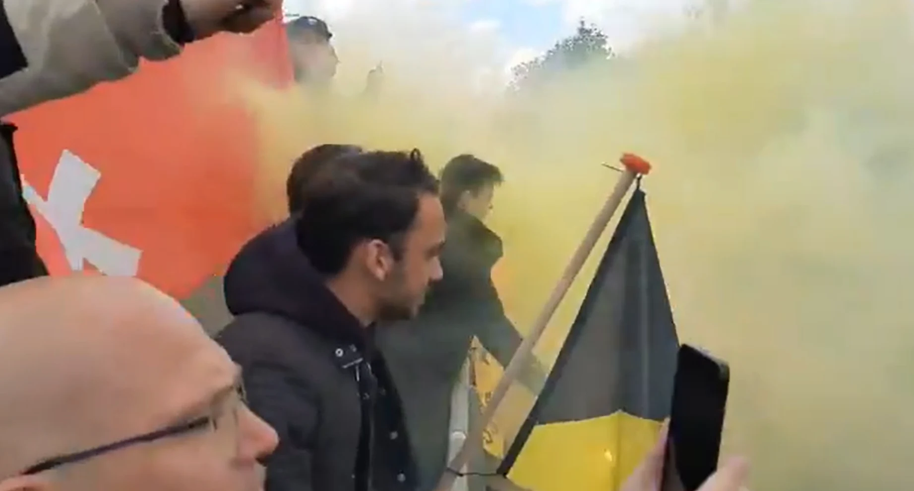 Supporters zwaaien spelersbus NAC uit voor belangrijke promotiewedstrijd