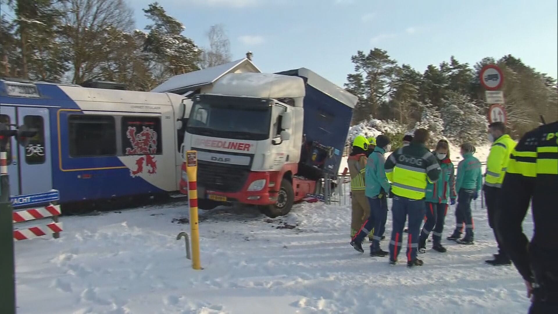 Trein knalt op vrachtwagen bij spoorwegovergang in Grubbenvorst