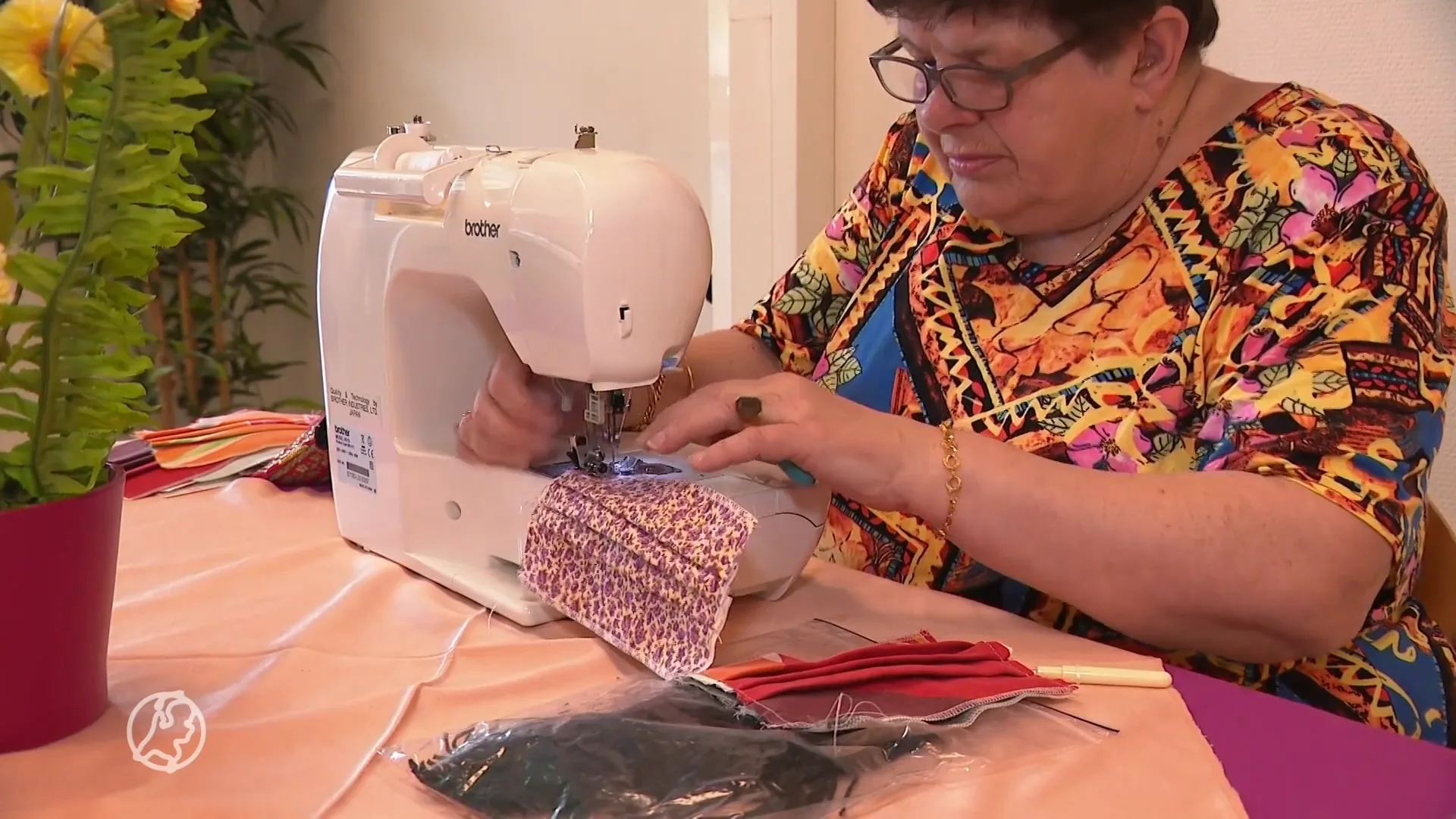 Vrijwilligers naaien bijna 70-duizend mondkapjes voor minima