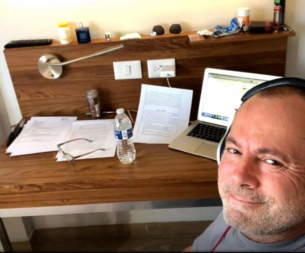 Vader (58) die vastzat in Amerika op vliegtuig gezet naar Nederland