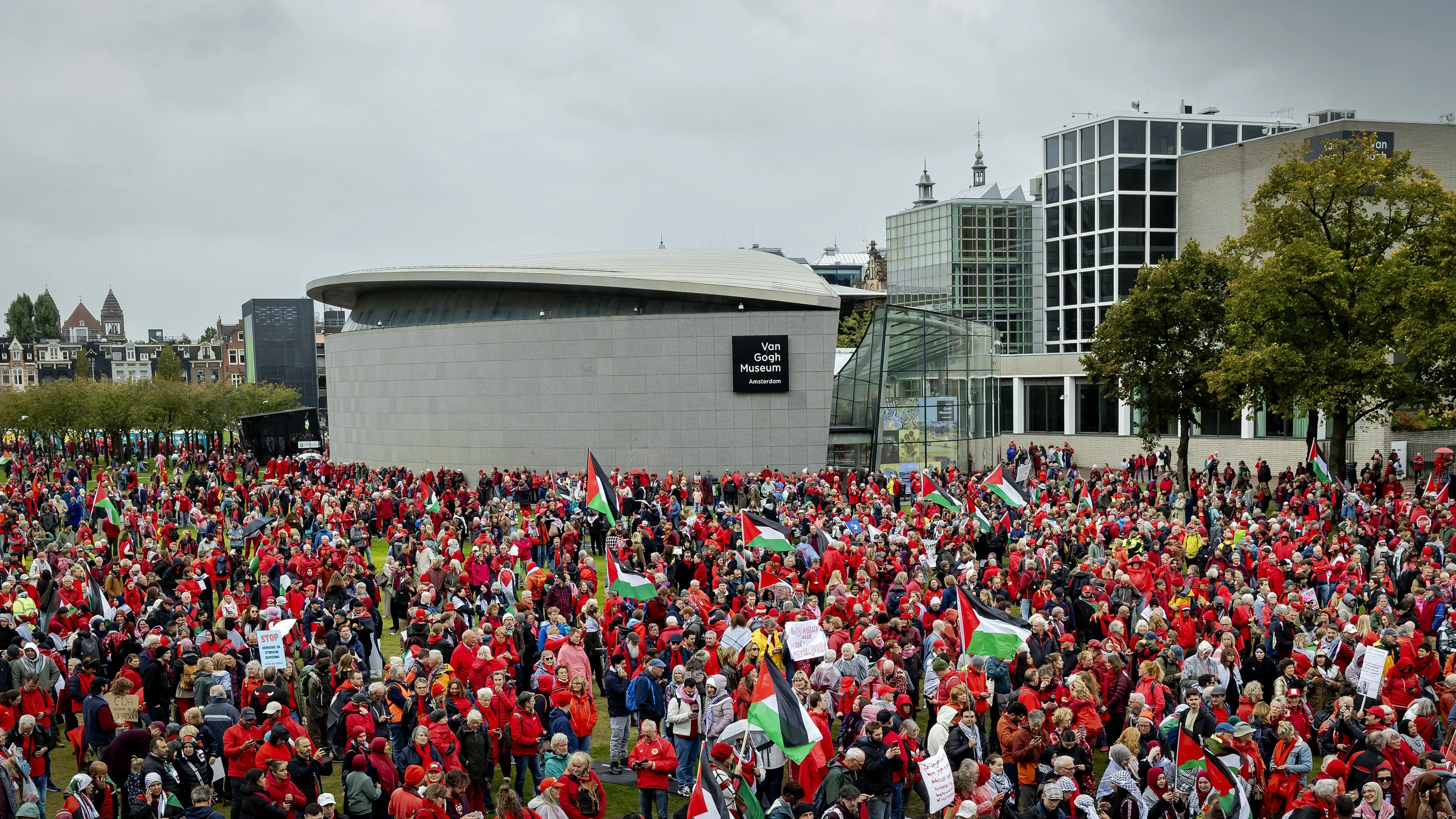Veel animo voor derde Rode Lijn-demonstratie, protest begonnen op Museumplein