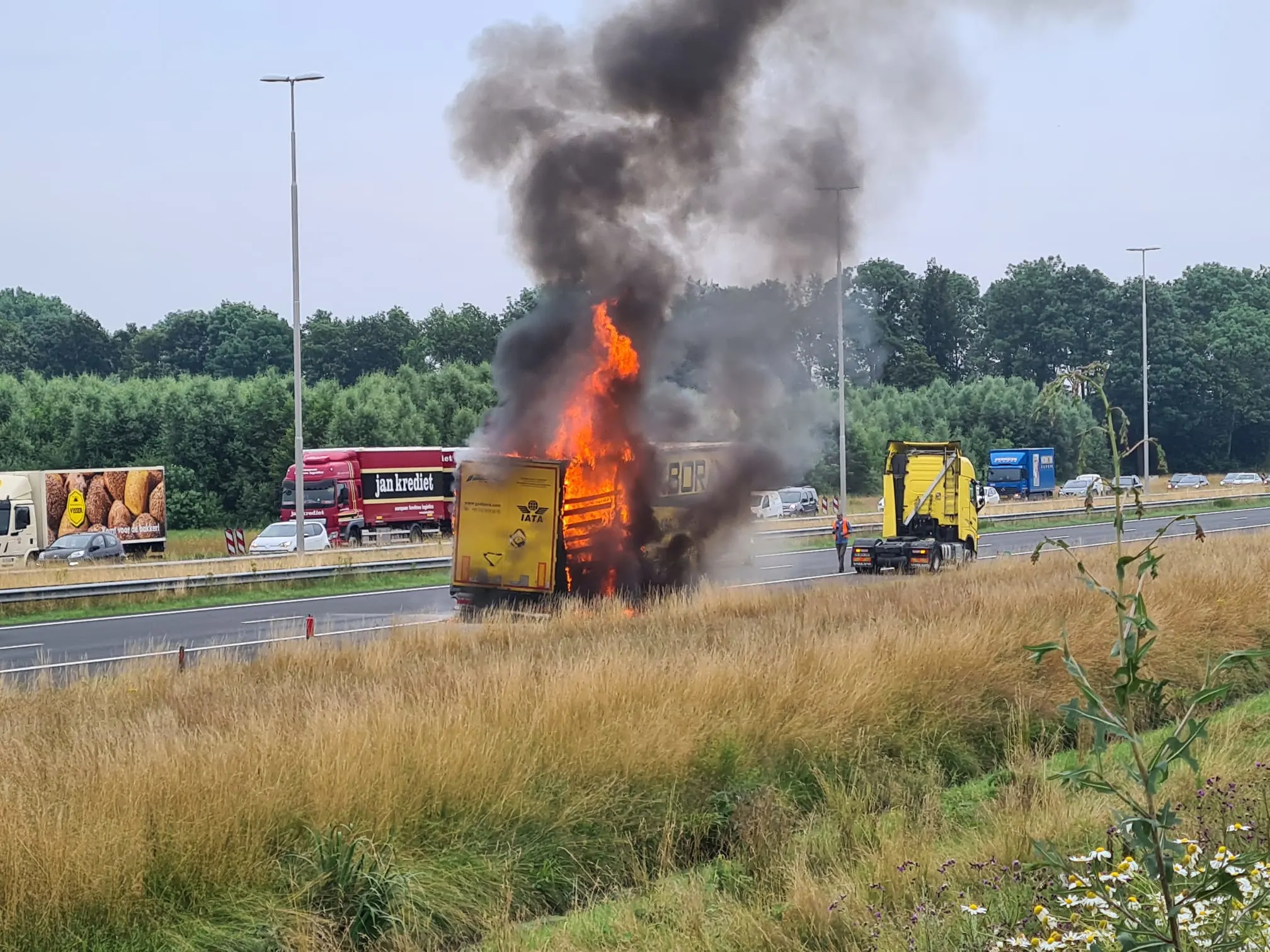 Vrachtwagen brandt volledig uit op de A50, snelweg bij Apeldoorn voorlopig dicht