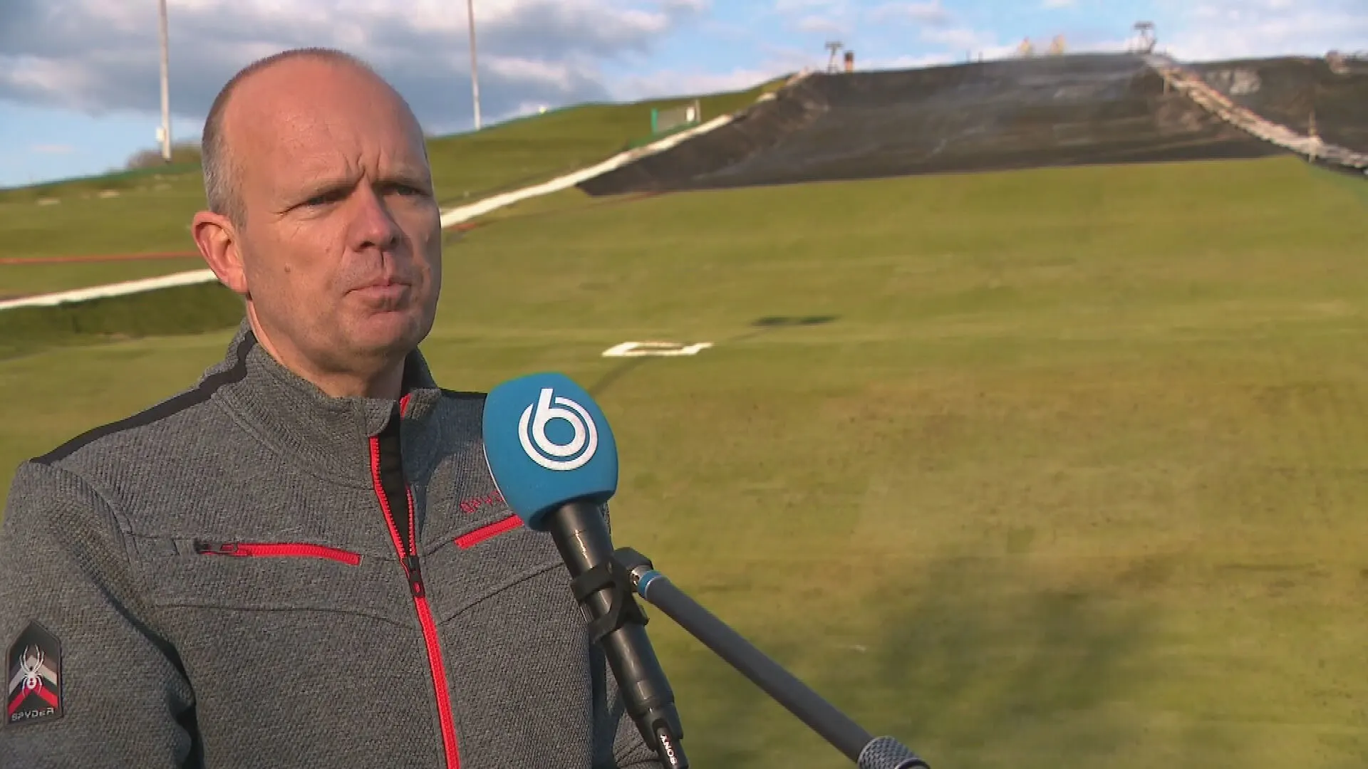 Udense skibaan 'viert' gitzwart jubileum na brand: 'Mooi voor het lustrum, maar niet heus'