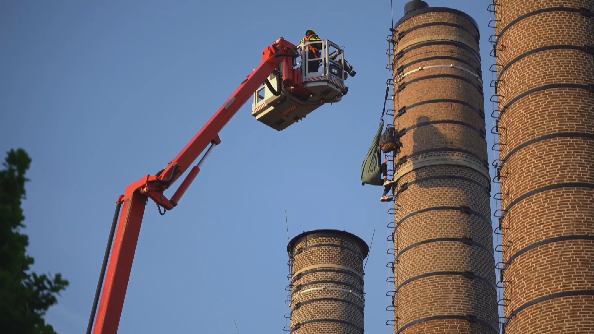 Activist klimt in 38 meter hoge toren van Radboudumc, veel hulpdiensten ter plaatse