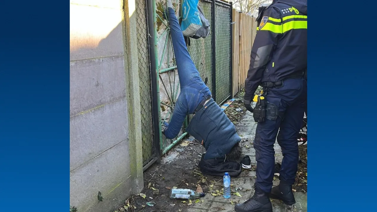 Man hangt ondersteboven vast in hek in Breda, hulpdiensten moeten hem bevrijden