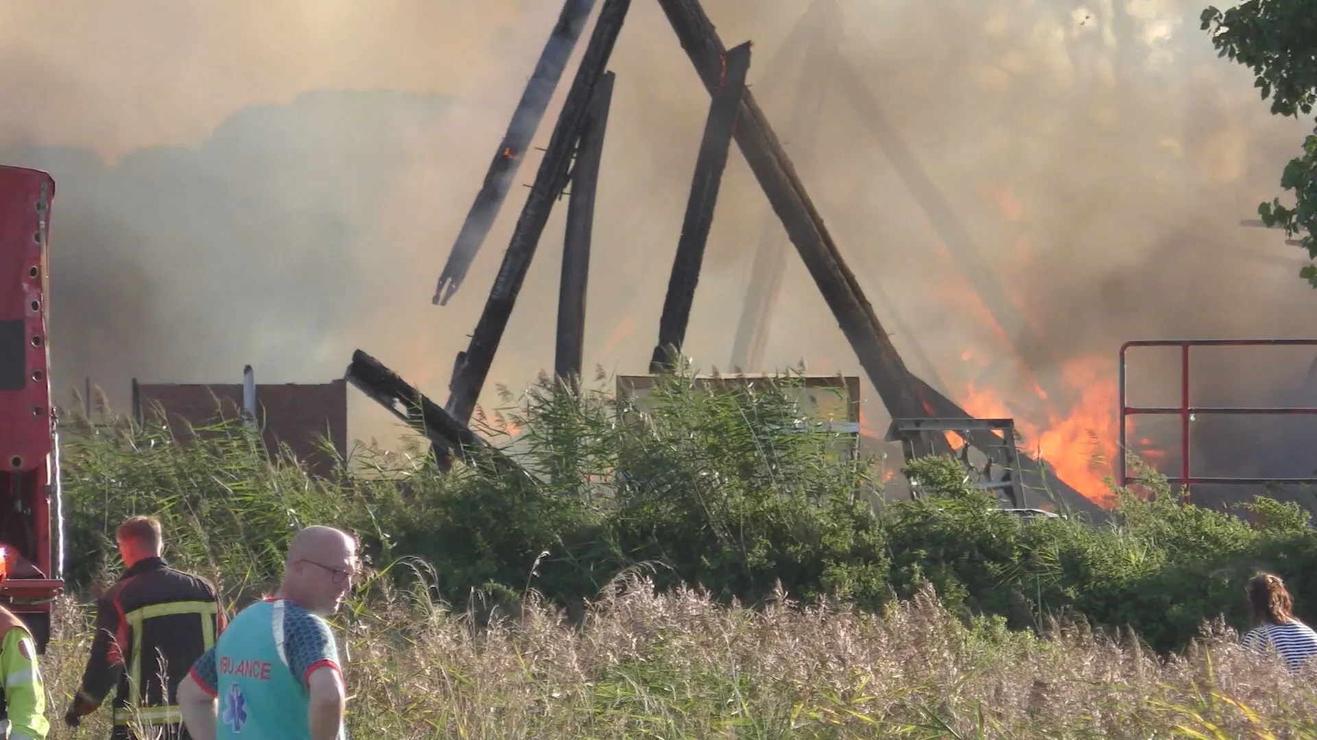 Grote uitslaande brand legt boerderij in Roodeschool in de as