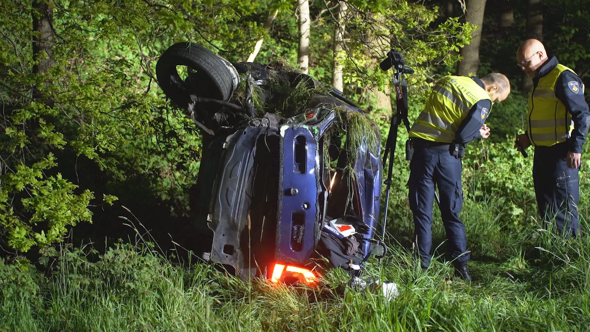 Zware crash op A28: auto in de berm en auto op de kop, 20-jarige gewond