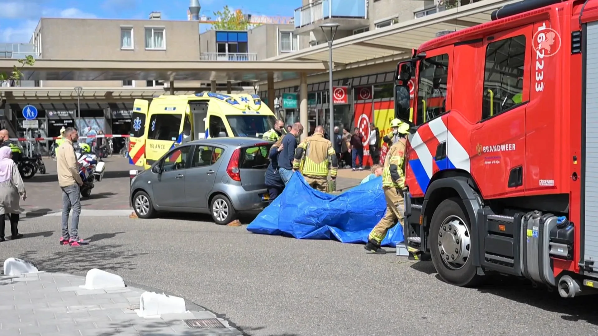 Bestuurster wordt onwel en rijdt over stoep bij winkelcentrum