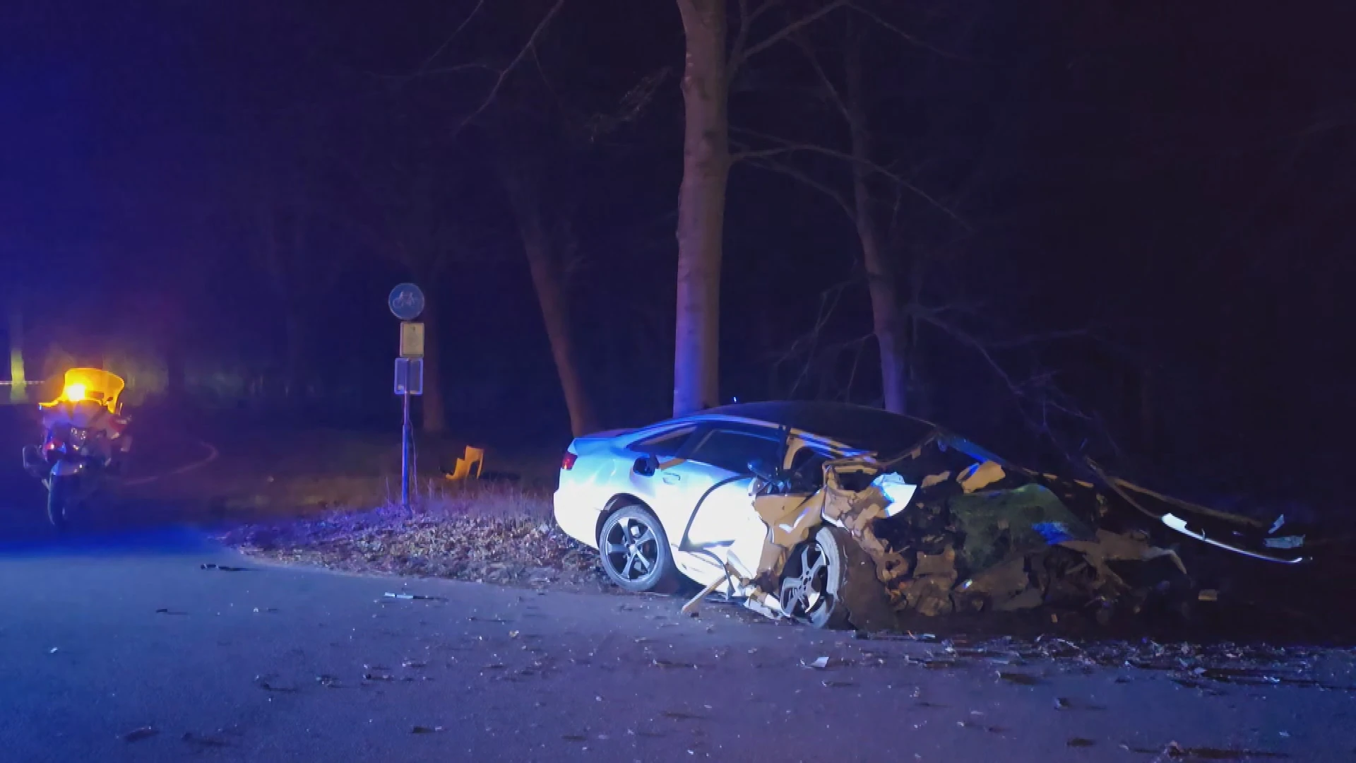 Auto total loss in Lelystad na zwaar ongeluk: twee gewonden