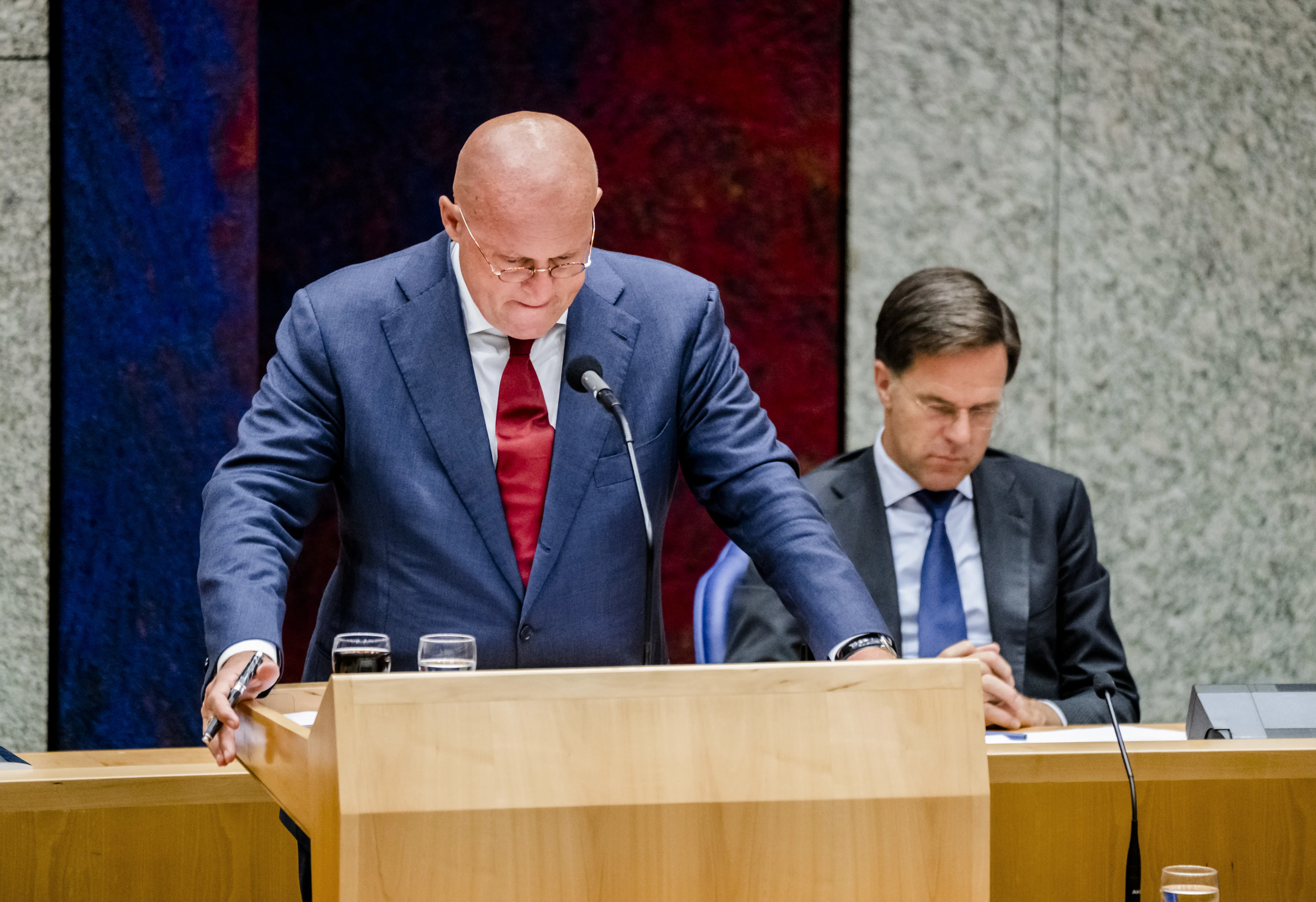 Grapperhaus kan aanblijven als minister ondanks ophef om 'corona-bruiloft': 'Ik heb het zelf beslist niet goed gedaan'