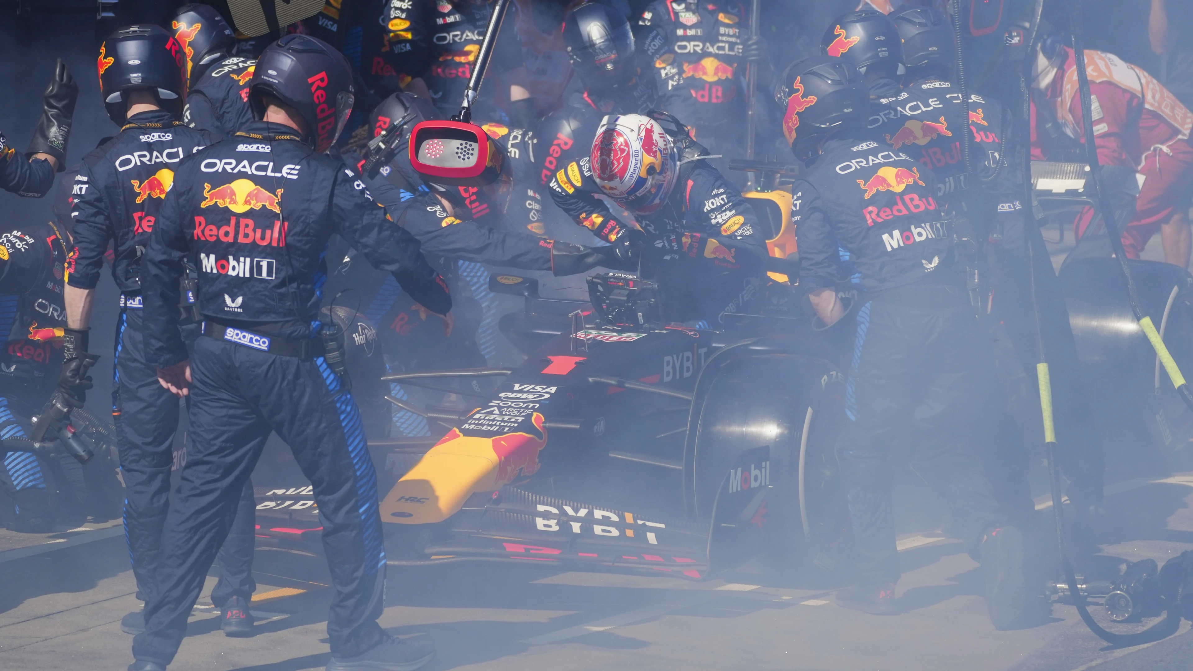Verstappen valt uit in Melbourne met rokende Red Bull