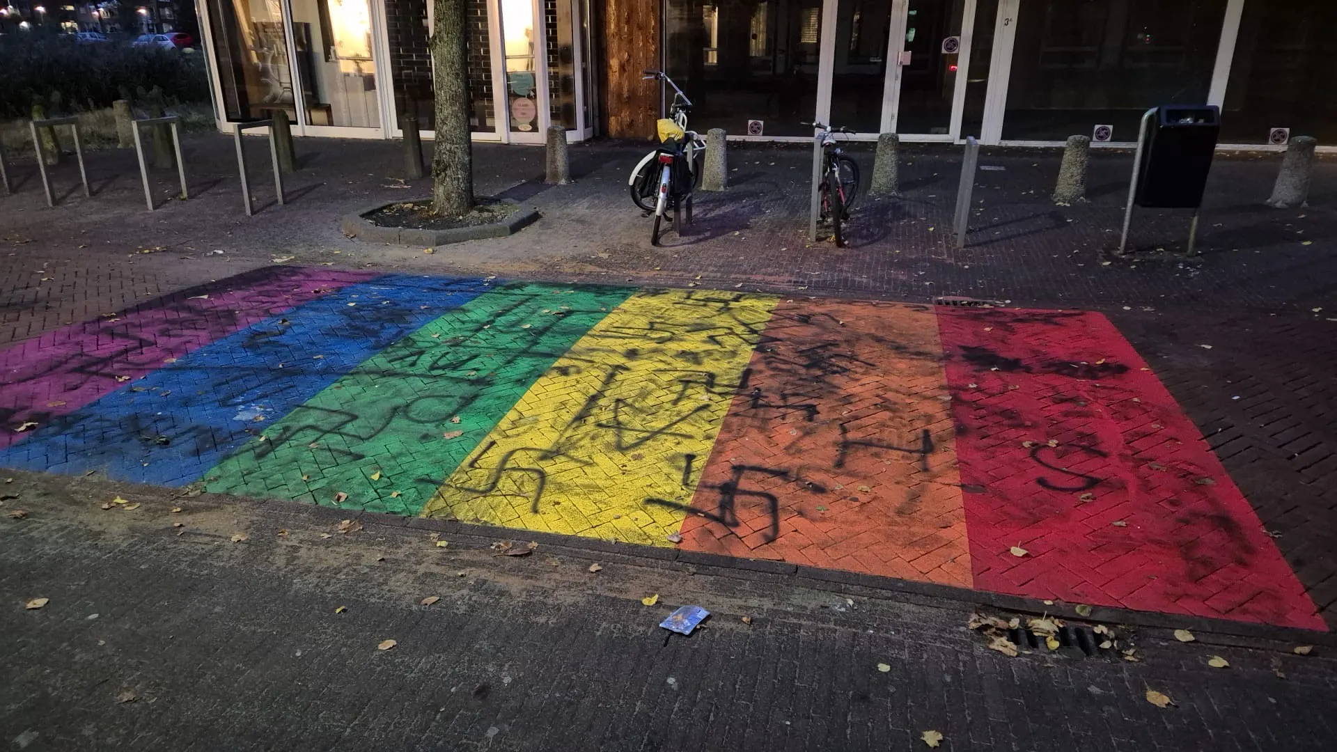 Regenboogvlak opnieuw beklad met hakenkruizen in Nieuw-Vennep