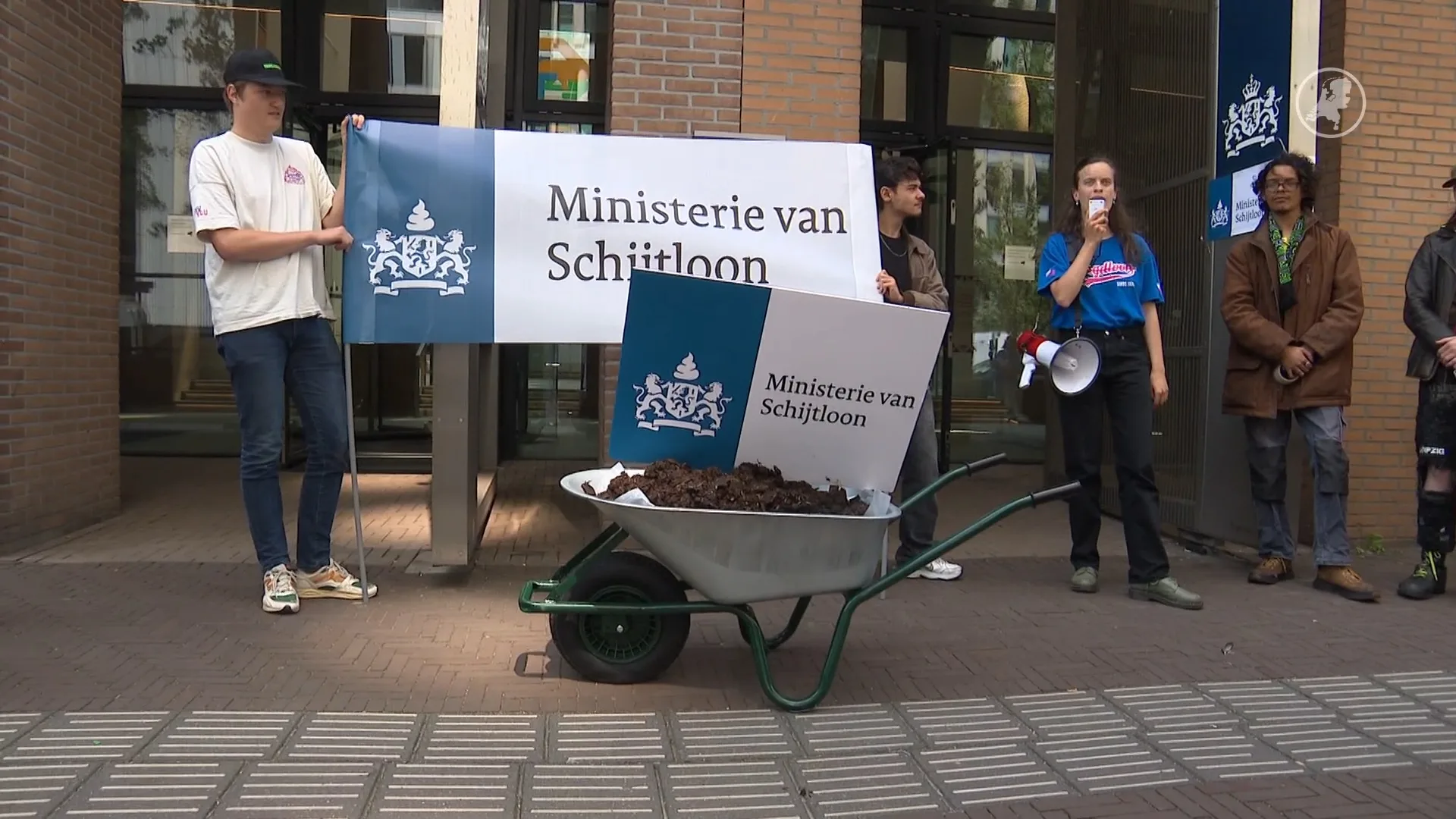 Boze jongeren doopten ministerie om tot ‘Ministerie van Schijtloon’