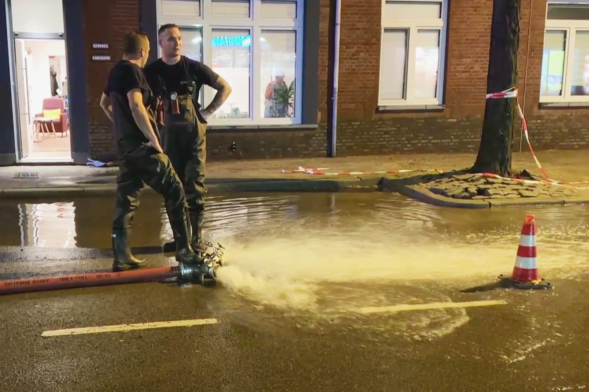 Limburg ruimt op na wateroverlast door hevige regenval: woningen en kelders leeggepompt