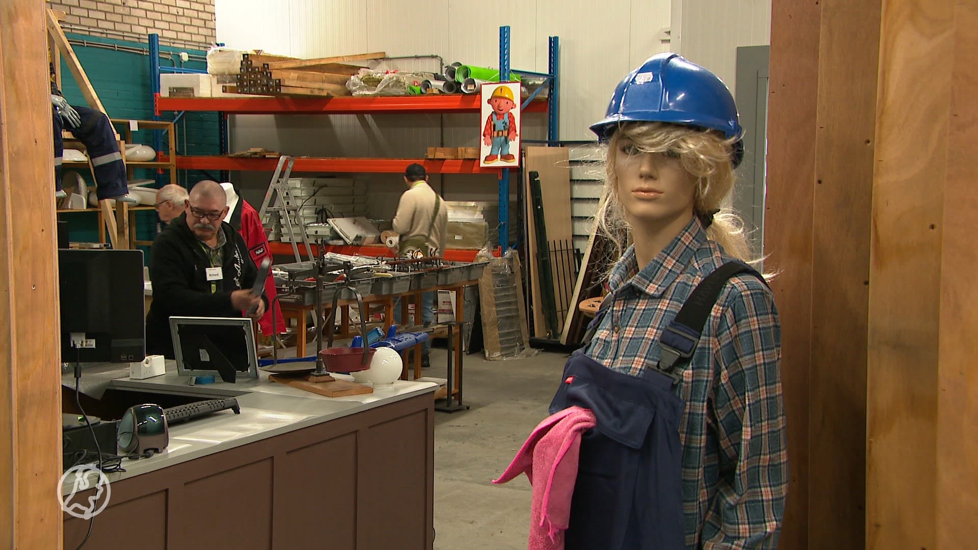 Met hergebruikte bouwmaterialen slaat kringloop in Lelystad de spijker op z’n kop