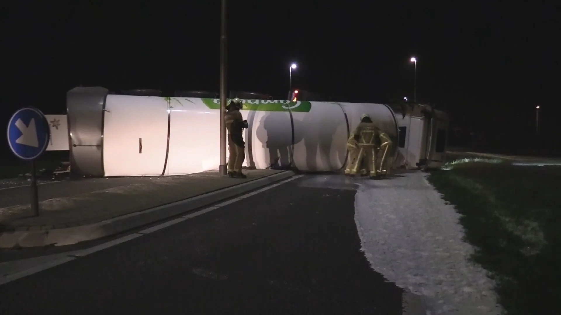 Vrachtwagen gekanteld op N346 bij Delden, weg overspoeld met melk
