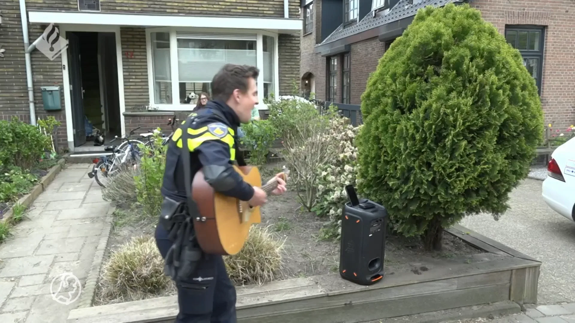 Zingende politieagent Thijs bestolen van geliefde gitaar: 'Hij is onvervangbaar'
