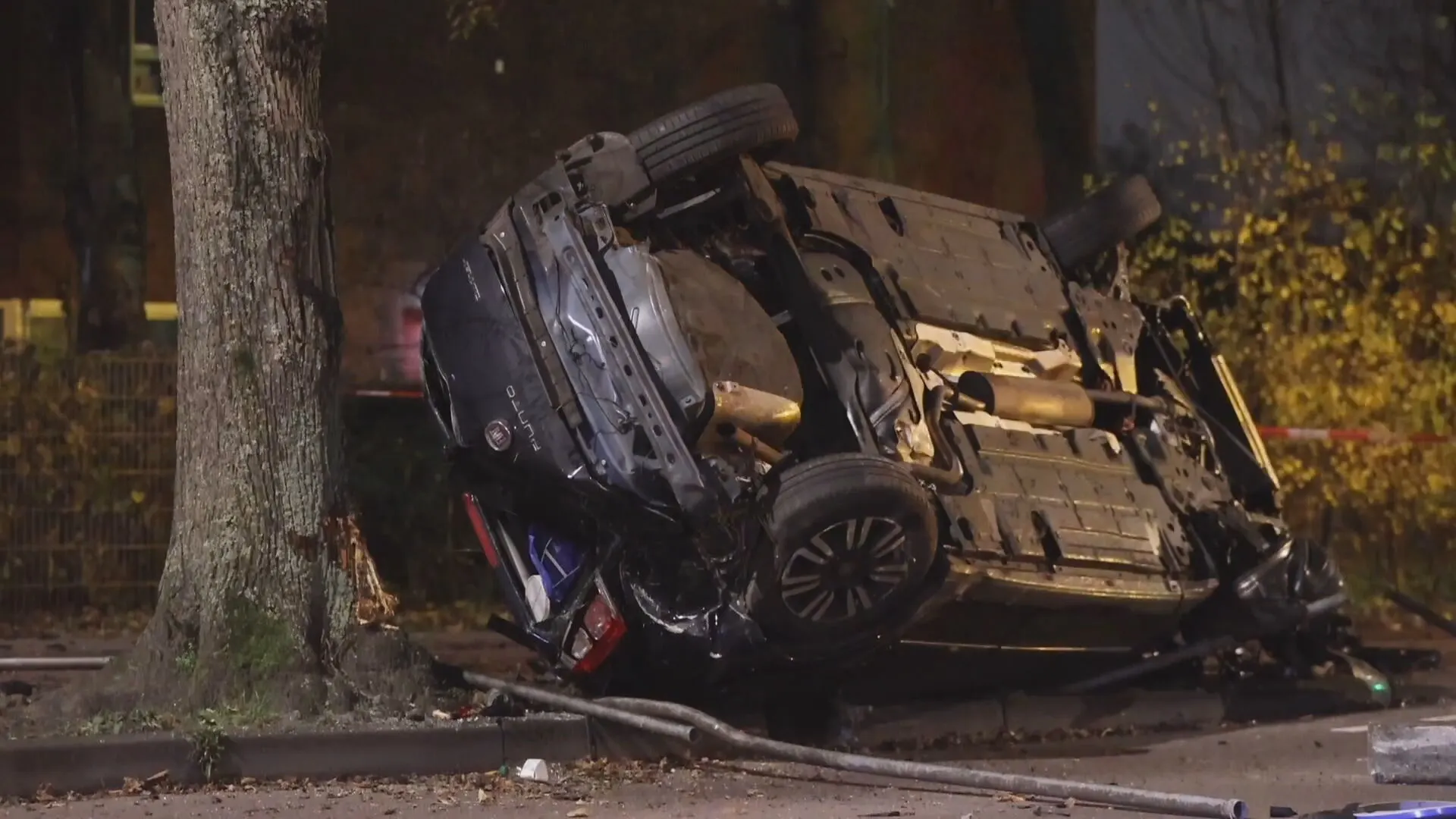 Racende auto belandt in Den Haag op de zijkant, twee inzittenden zwaargewond