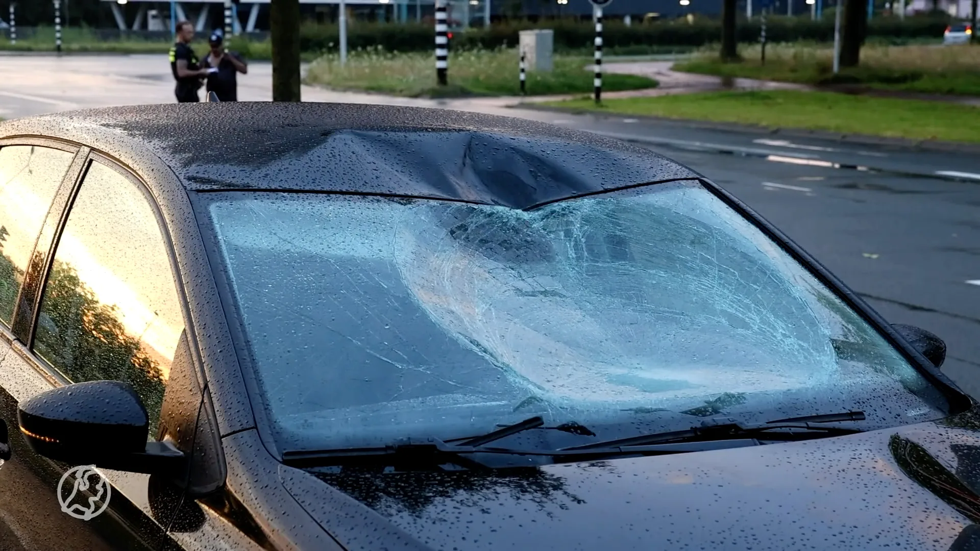 Fietser zwaargewond na botsing met auto en wordt tientallen meters gelanceerd 