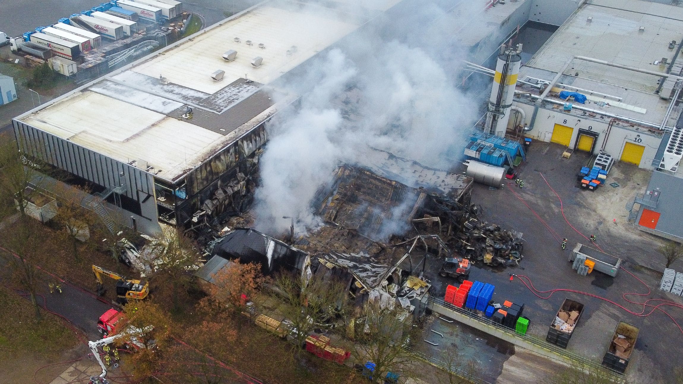 Brand Oosterwolde woedt nog steeds, omwonenden mogen terug naar huis