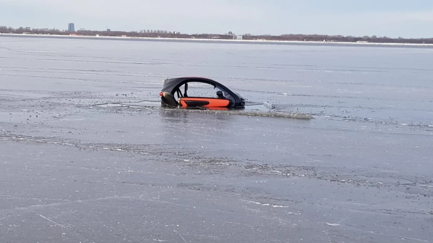 Elektrische auto zakt door ijs op Gooimeer: 'Iemand waande zich James Bond'
