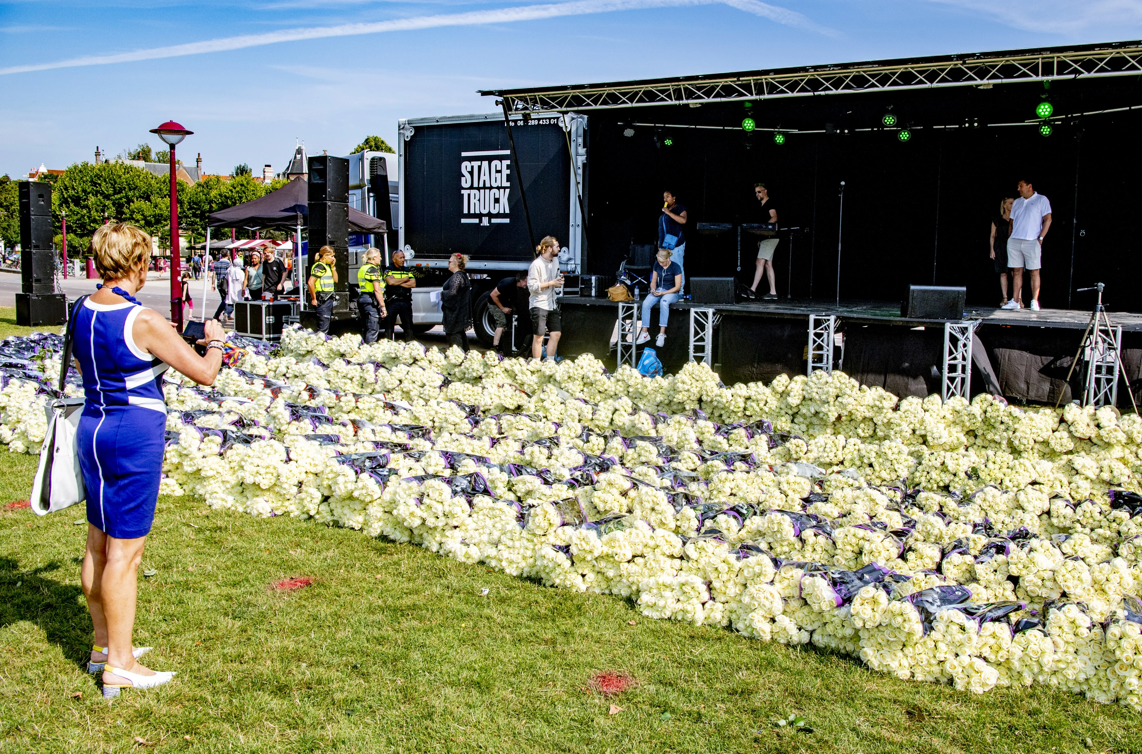 Witte rozen liggen klaar bij demonstratie voor doodgeschoten Bas op Museumplein