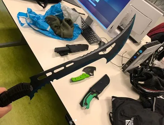 Amsterdamse wijkagent heeft geen woorden voor wapenarsenaal bij 12 en 13-jarigen