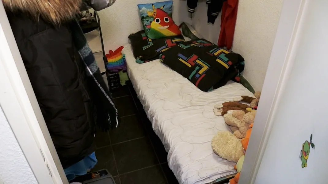 Kijkers Steenrijk, Straatarm verbazen zich over slaapkamer in een kast: 'Wat triest!'