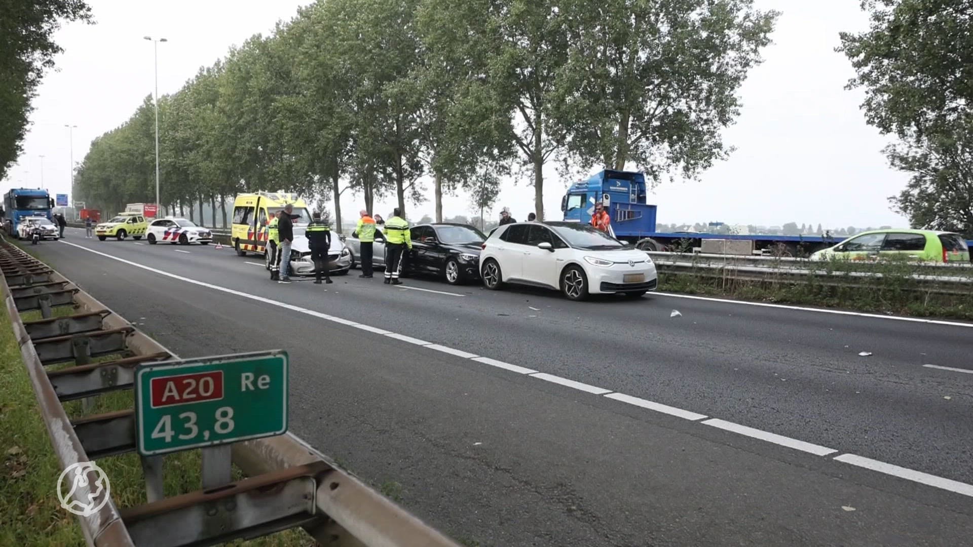 Vier auto's en vrachtwagen botsen op de A20 richting Gouda