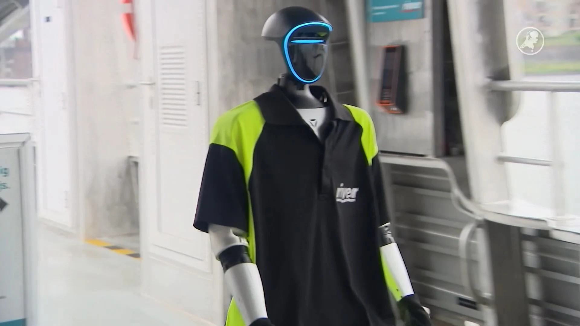 Robot Kai helpt het personeel op de veerboot in Gorinchem