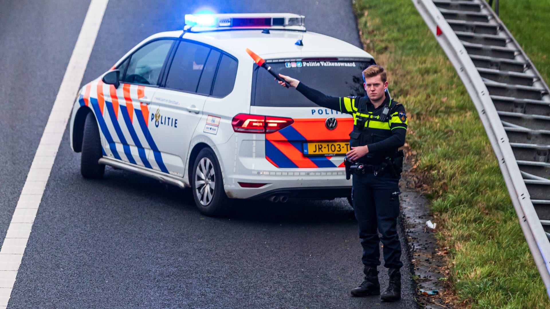 Auto belandt in het water bij Almere-Poort: bestuurder vast onder wagen